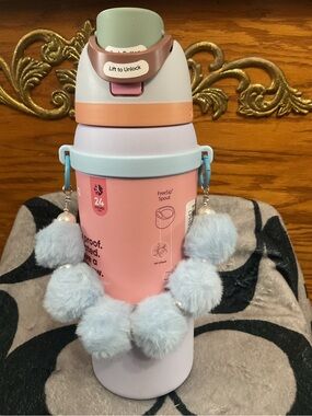 Authentic Owala freesip in powdery light blue color  32oz